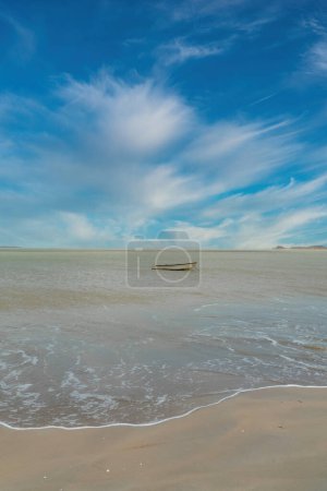 Foto de Barco en el mar y el paisaje con cielo azul en la playa. Cabo de la Vela, Guajira, Colombia. - Imagen libre de derechos