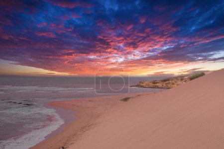Téléchargez les photos : Coucher de soleil sur la plage dans le désert de Taroa à La Guajira, Colombie. - en image libre de droit