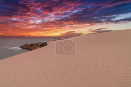 Téléchargez les photos : Coucher de soleil sur la plage dans le désert de Taroa à La Guajira, Colombie. - en image libre de droit