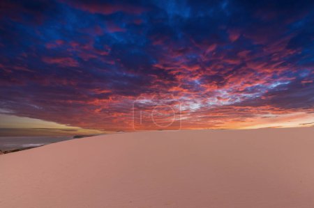 Foto de Puesta de sol en la playa en el desierto de Taroa en La Guajira, Colombia. - Imagen libre de derechos