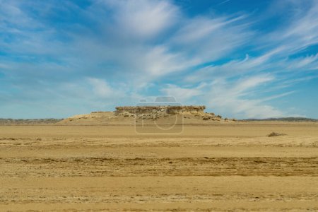 Foto de Paisaje árido en el desierto de Punta Gallinas y cielo azul. Guajira, Colombia. - Imagen libre de derechos