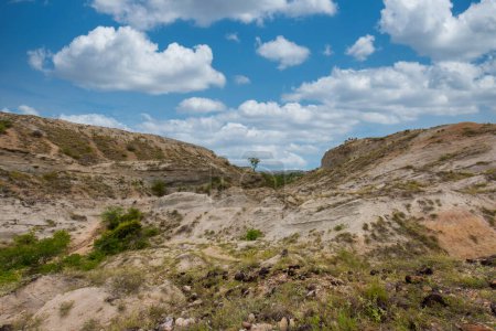 Téléchargez les photos : Paysage panoramique sur le sentier Los Hoyos. Dunes et montagnes qui forment des labyrinthes. Desierto de la Tatacoa, la Colombie. - en image libre de droit