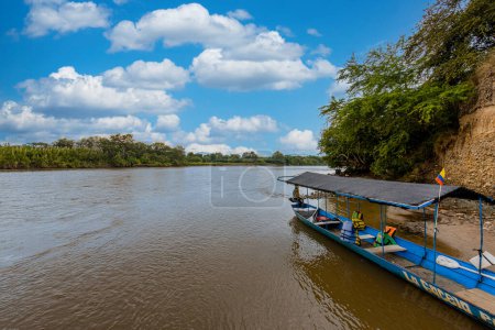 Neiva, Huila, Kolumbien. Mai 2019: Panoramalandschaft mit blauem Boot am Ufer der Magdalena.