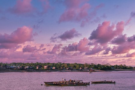 Foto de Paisaje con hermoso atardecer colorido y barcos en el río. Quibdo, Choco. - Imagen libre de derechos