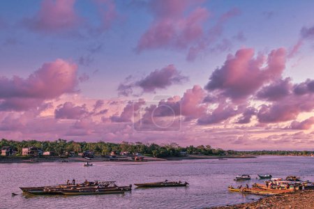 Foto de Paisaje con hermoso atardecer colorido y barcos en el río. Quibdo, Choco. - Imagen libre de derechos