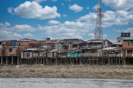 Foto de Choco, Quibdo, Colombia. 4 de marzo de 2020: Casas en la orilla del río Atrato con cielo azul. - Imagen libre de derechos