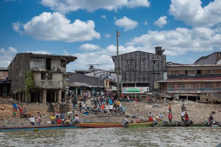 Foto de Choco, Quibdo, Colombia. 4 de marzo de 2020: Casas en la orilla del río Atrato con cielo azul. - Imagen libre de derechos