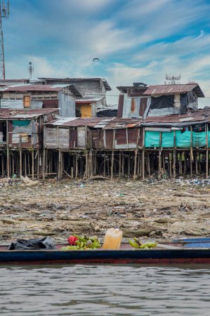 Téléchargez les photos : Choco, Quibdo, Colombie. 4 mars 2020 : Maisons au bord de la rivière Atrato avec ciel bleu. - en image libre de droit