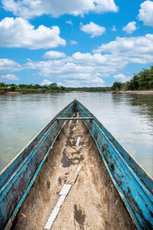 Barco azul de madera y río Atrato en Choco, Colombia.