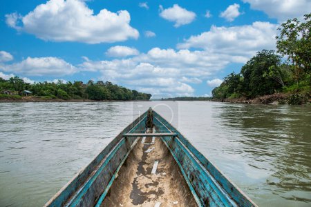 Foto de Barco azul de madera y río Atrato en Choco, Colombia. - Imagen libre de derechos