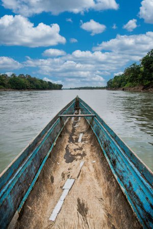 Barco azul de madera y río Atrato en Choco, Colombia.