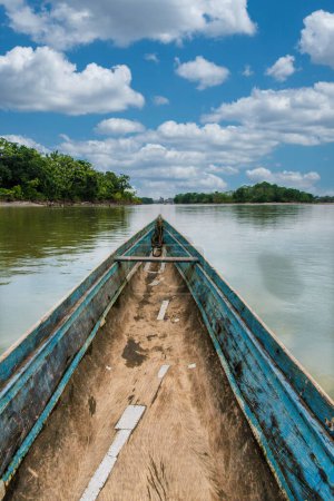 Téléchargez les photos : Bateau en bois bleu et rivière Atrato à Choco, la Colombie. - en image libre de droit
