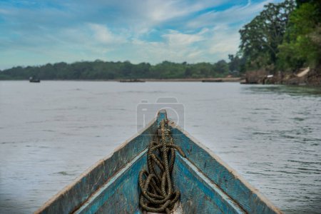 Blaues Holzboot und Fluss Atrato in Choco, Kolumbien.