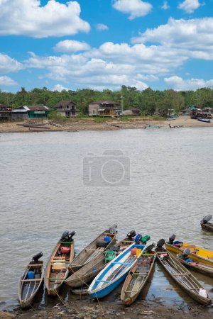 Foto de Choc, Quibdo, Colombia. 4 de marzo de 2020: Pescadores a orillas del río Atrato. - Imagen libre de derechos