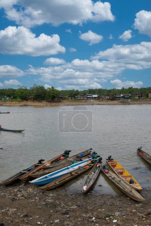 Foto de Choc, Quibdo, Colombia. 4 de marzo de 2020: Pescadores a orillas del río Atrato. - Imagen libre de derechos