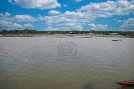 Choc, Quibdo, Colombie. 4 mars 2020 : Pêcheurs sur la rive de la rivière Atrato. 