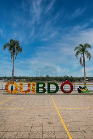 Foto de Choc, Quibdo, Colombia. 4 de marzo de 2020: Cartas en malecón y río Atrato. - Imagen libre de derechos