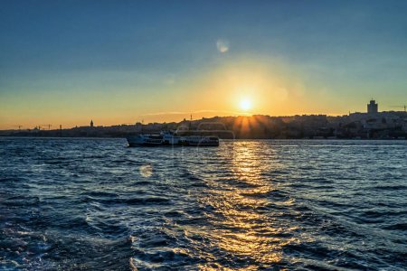 Istanbul, Türkei. 2. Juni 2019: Landschaft und Sonnenuntergang auf See.