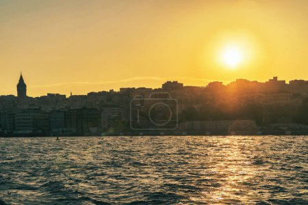 Estambul, Turquía. 2 de junio de 2019: Paisaje y puesta de sol en el mar.