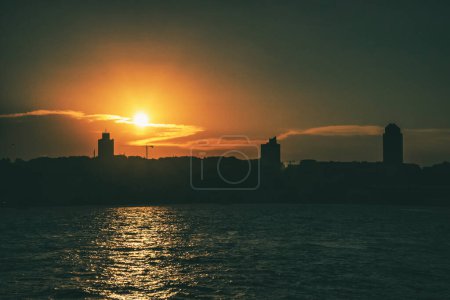 Istanbul, Türkei. 2. Juni 2019: Landschaft und Sonnenuntergang auf See.