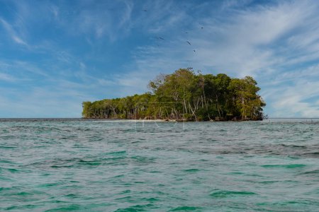 Magle île et des Caraïbes paysage marin avec ciel bleu. San Bernardo, la Colombie.