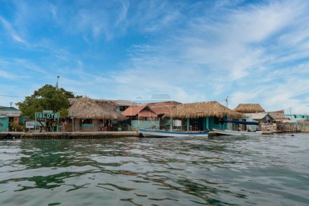 Téléchargez les photos : Paysage naturel. Réserve naturelle de Sanguar avec ciel bleu. Îles San Bernardo, Colombie. - en image libre de droit