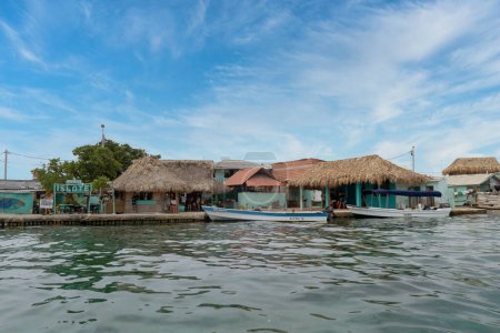 Téléchargez les photos : Paysage naturel. Réserve naturelle de Sanguar avec ciel bleu. Îles San Bernardo, Colombie. - en image libre de droit