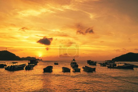 Foto de Paisaje con hermosa puesta de sol en el mar y barcos en la orilla. Playa Taganga. Santa Marta, Colombia. - Imagen libre de derechos