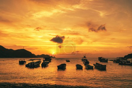 Foto de Paisaje con hermosa puesta de sol en el mar y barcos en la orilla. Playa Taganga. Santa Marta, Colombia. - Imagen libre de derechos