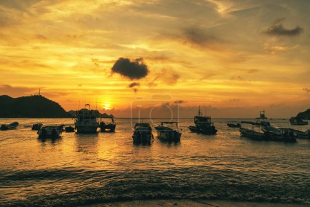 Paysage avec magnifique coucher de soleil sur la mer et bateaux sur le rivage. Taganga Beach. Santa Marta, la Colombie. 