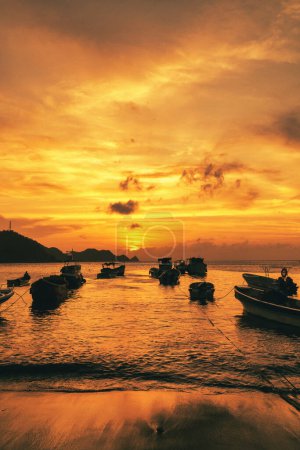 Téléchargez les photos : Paysage avec magnifique coucher de soleil sur la mer et bateaux sur le rivage. Taganga Beach. Santa Marta, la Colombie. - en image libre de droit