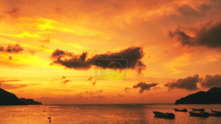 Téléchargez les photos : Paysage avec magnifique coucher de soleil sur la mer et bateaux sur le rivage. Taganga Beach. Santa Marta, la Colombie. - en image libre de droit