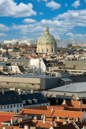 Téléchargez les photos : Copenhague, Danemark. 27 septembre 2019 : Eglise en marbre au premier plan avec dôme vert. - en image libre de droit