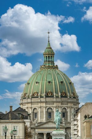 Téléchargez les photos : Copenhague, Danemark. 27 septembre 2019 : Eglise en marbre au premier plan avec dôme vert. - en image libre de droit