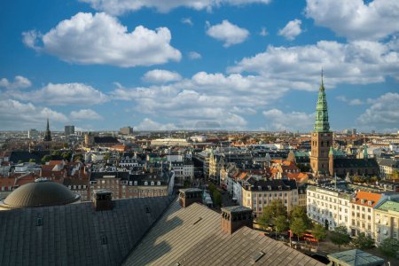 Téléchargez les photos : Copenhague, Danemark. 27 septembre 2019 : Nikolaj Center for Contemporary Art et l'église Saint-Nicolas.. - en image libre de droit