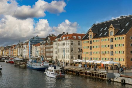 Téléchargez les photos : Copenhague, Danemark. 26 septembre 2019 : Architecture colorée et canal Nyhavn avec ciel bleu. - en image libre de droit