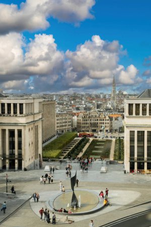 Téléchargez les photos : Bruges, Belgique. 30 septembre 2019 : façade des bâtiments sur la grande place de Bruxelles. - en image libre de droit
