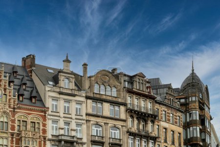 Téléchargez les photos : Bruges, Belgique. 30 septembre 2019 : façade des bâtiments sur la grande place de Bruxelles. - en image libre de droit