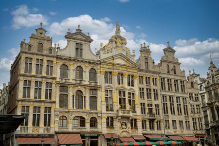 Téléchargez les photos : Bruxelles, Belgique. 30 septembre 2019 : façade des bâtiments sur la grande place de Bruxelles. - en image libre de droit