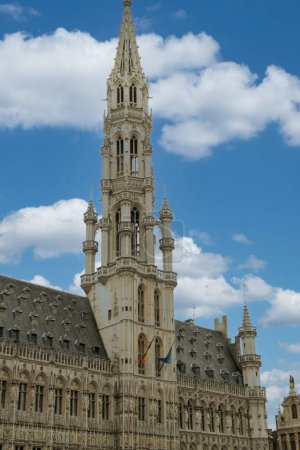 Téléchargez les photos : Bruxelles, Belgique. 30 septembre 2019 : façade des bâtiments sur la grande place de Bruxelles. - en image libre de droit