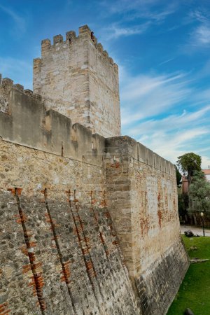 Téléchargez les photos : Lisbon, Portugal. April 9, 2022: Castle of So Jorge in Lisbon. - en image libre de droit
