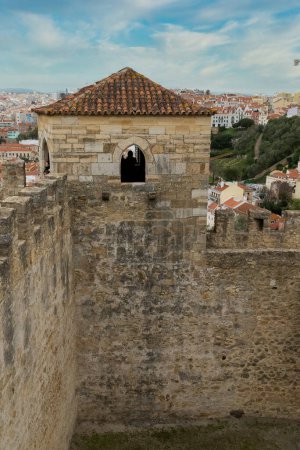 Téléchargez les photos : Lisbon, Portugal. April 9, 2022: Castle of So Jorge in Lisbon. - en image libre de droit