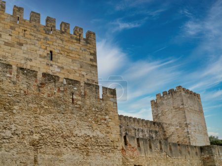 Téléchargez les photos : Lisbonne, Portugal. 9 avril 2022 : Château de So Jorge à Lisbonne. - en image libre de droit