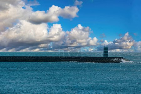 Foto de Paisaje con faro y vista al mar con cielo azul. Oporto, Portugal. - Imagen libre de derechos
