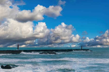 Paisaje con faro y vista al mar con cielo azul. Oporto, Portugal.