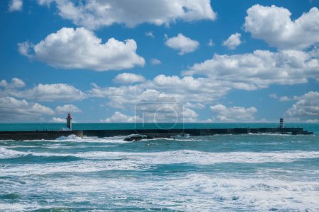 Paisaje con faro y vista al mar con cielo azul. Oporto, Portugal.