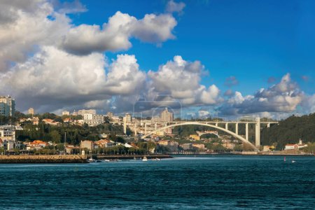 Arrabida Brücke und Blick auf den Douro Fluss. Porto, Portugal.
