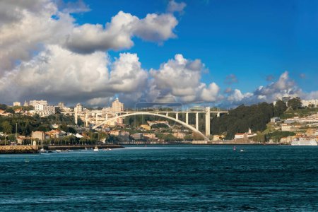 Arrabida Brücke und Blick auf den Douro Fluss. Porto, Portugal.