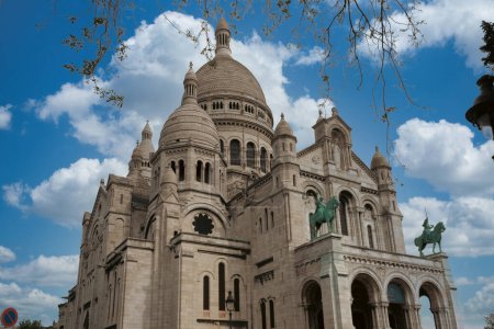 Téléchargez les photos : Paris, France. 24 avril 2022 : Basilique Sacr Cur et ciel bleu. - en image libre de droit