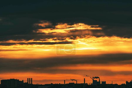 Foto de Puesta de sol con siluetas de máquinas en la zona industrial de Alemania. - Imagen libre de derechos